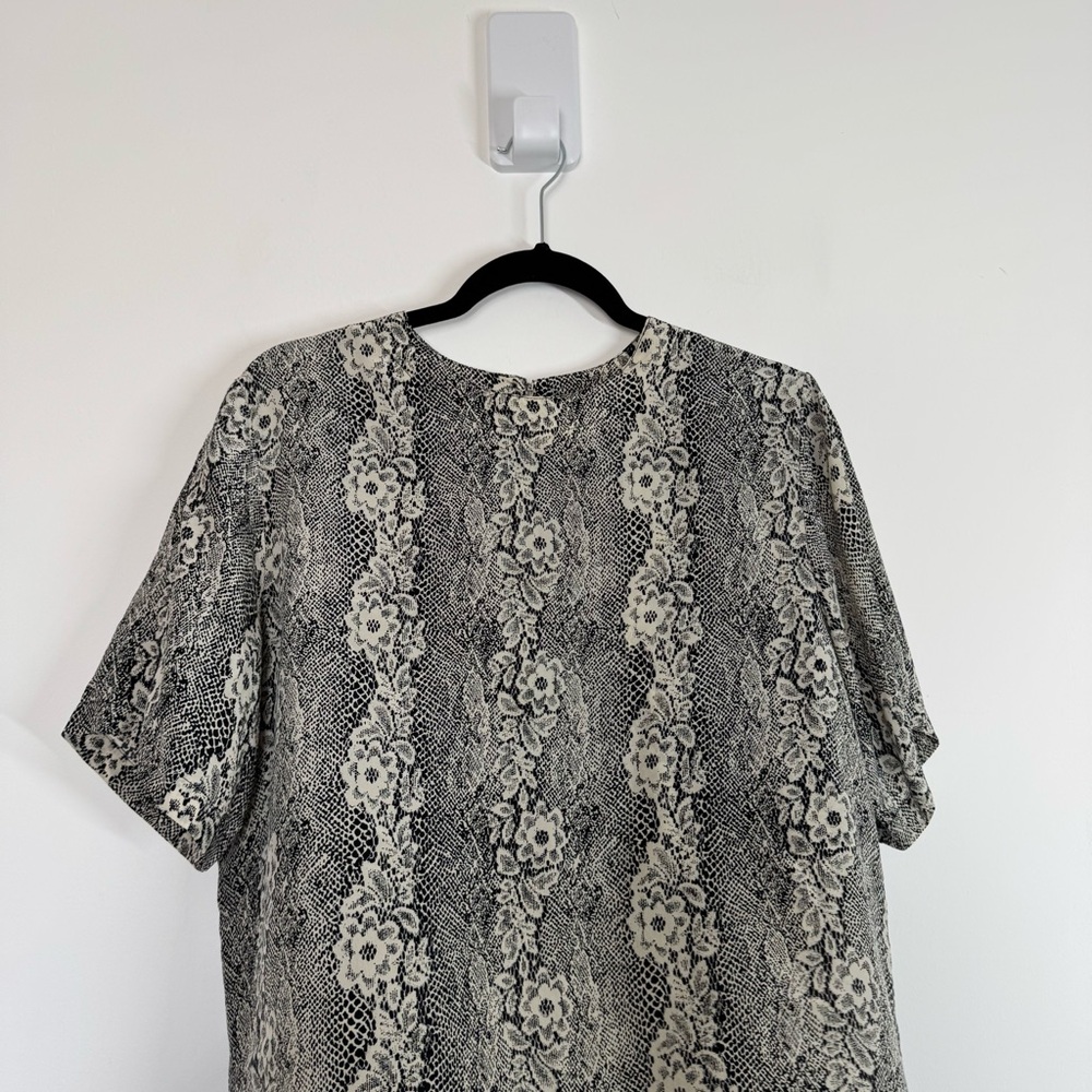 STUNT Blouse Silk Snakeprint Short Sleeve Pullover - Picture 3 of 11